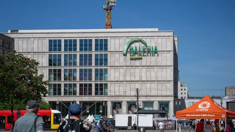 Jonas Fansa sieht im Galeria-Kaufhaus einen möglichen Bibliotheks-Standort. - © Monika Skolimowska/dpa