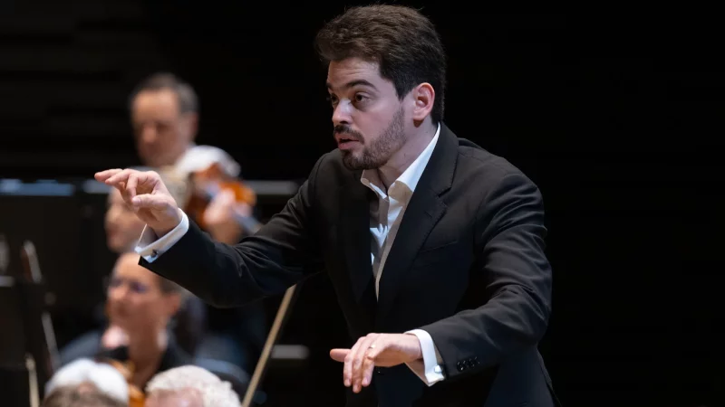 Lahav Shani soll Chefdirigent der Münchner Philharmoniker werden (Archivbild). - © Sven Hoppe/dpa