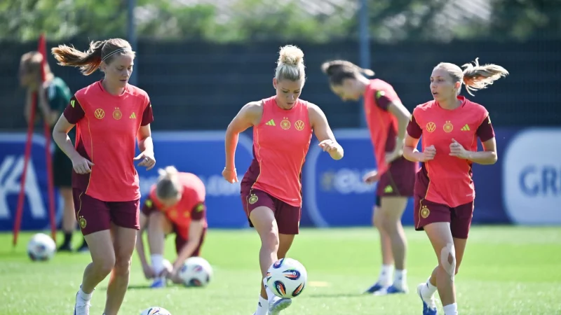 Wichtiges Mittelfeld-Trio: Sjoeke Nüsken, Linda Dallmann, Elisa Senß (v.l.) - © Sebastian Christoph Gollnow/dpa