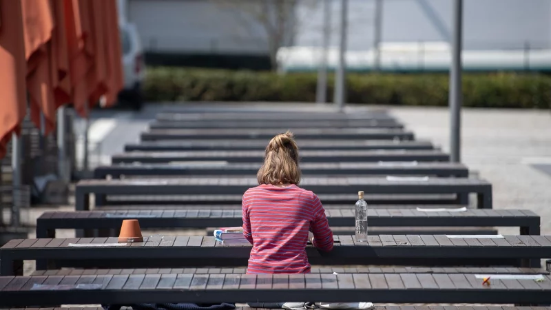 Ausbildung oder Studium? Zweifel sind nach der Entscheidung normal, wichtig ist, den eigenen Weg bewusst zu wählen. - © Sebastian Gollnow/dpa/dpa-tmn