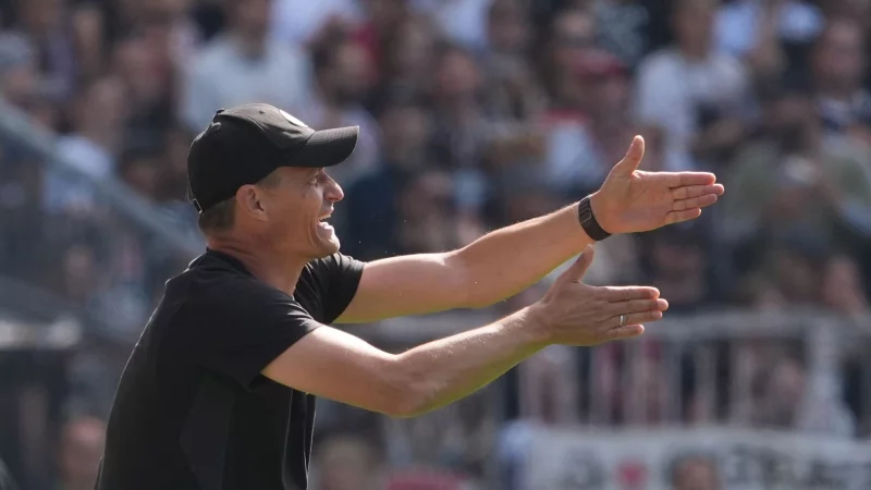 War mit der Chancenauswertung unzufrieden: St. Paulis Cheftrainer Alexander Blessin - © Marcus Brandt/dpa