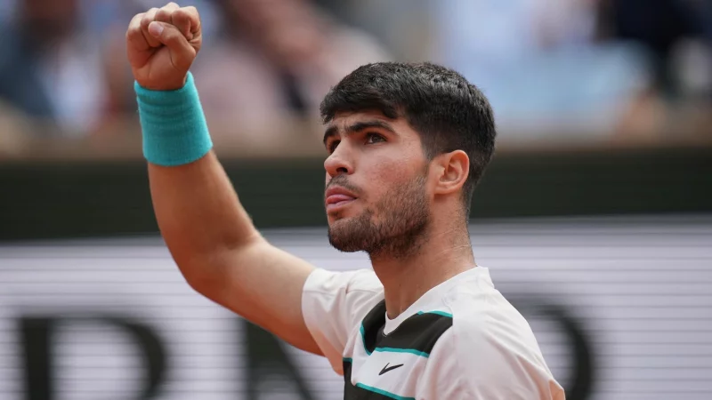 Carlos Alcaraz feiert den Titel bei den French Open. - © Christophe Ena/AP/dpa