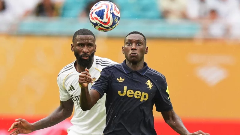 Jetzt bei Tottenham Hotspur: Der ehemalige Frankfurter und Turiner Randal Kolo Muani (r). (Archivbild) - © Rebecca Blackwell/AP/dpa