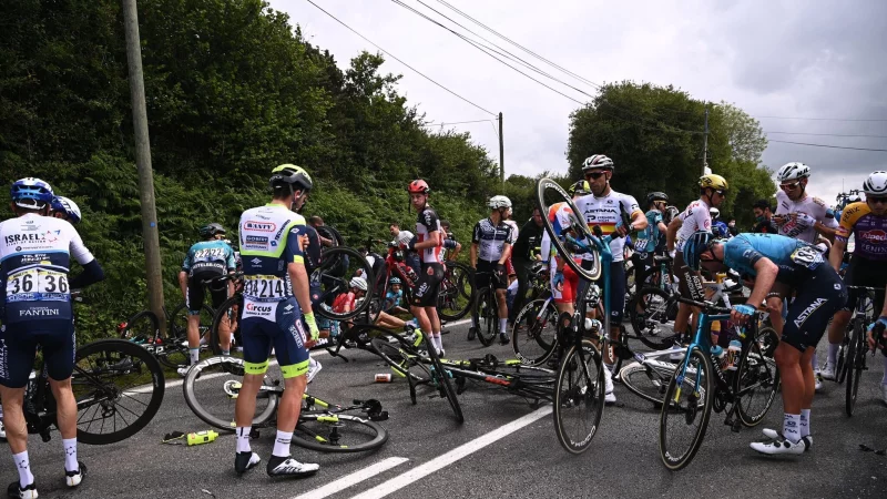 Die Gefahr von Massenstürzen ist in der ersten Tour-Woche besonders groß. - © Pool Anne-Christine Poujoulat/BELGA/dpa