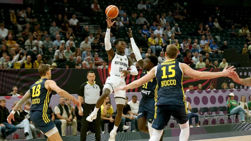 Dirigierte das Spiel: Dennis Schröder. - © Matthias Stickel/dpa