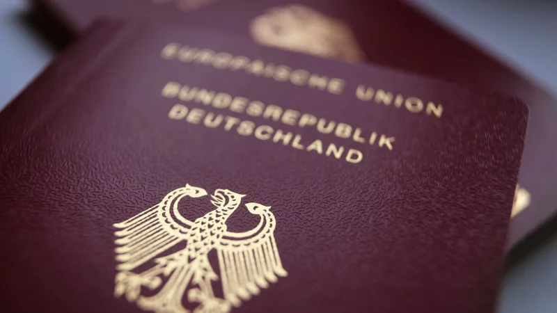 Wer einen deutschen Pass hat, kann auch noch andere haben: Eine mehrfache Staatsb&uuml;rgerschaft ist m&ouml;glich, verbunden damit sind Rechte und Pflichten. - &copy; Karl-Josef Hildenbrand/dpa/dpa-tmn