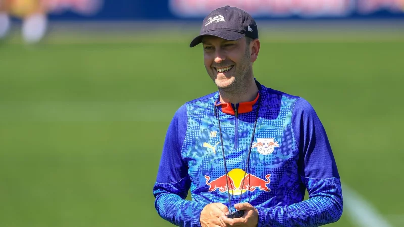 RB Leipzigs Trainer Ole Werner freut sich &uuml;ber den n&auml;chsten Neuzugang. - &copy; Jan Woitas/dpa