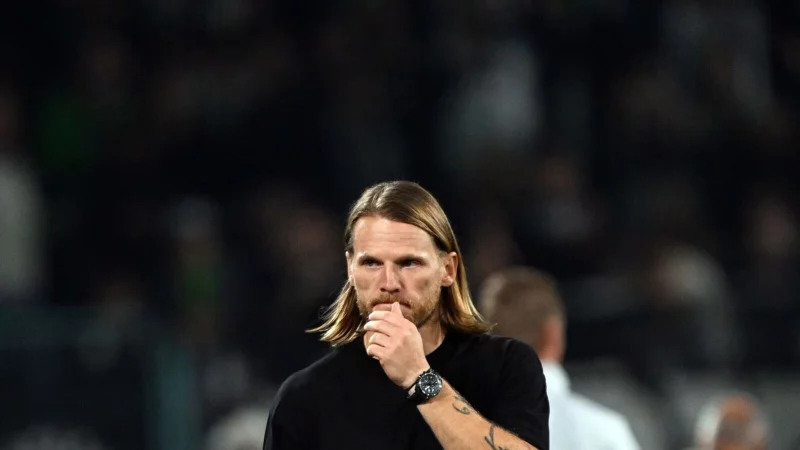 Gladbachs Trainer Polanski mit sorgenvoller Miene. - &copy; Federico Gambarini/dpa