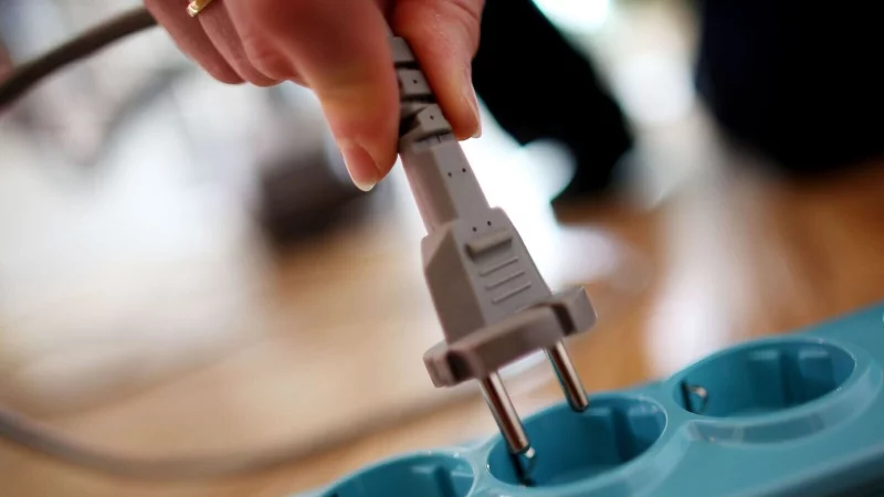 Stecker rein, Strom raus: Wer künftig von einem teuren zu einem günstigeren Anbieter wechseln möchte, kann das in vielen Fällen deutlich schneller tun. - © Oliver Berg/dpa/dpa-tmn