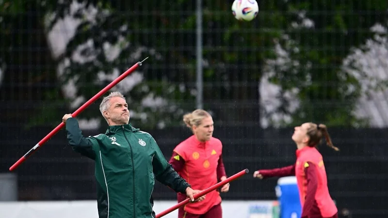 Bundestrainer Christian Wück: Gelingt der große Wurf doch noch? - © Sebastian Christoph Gollnow/dpa