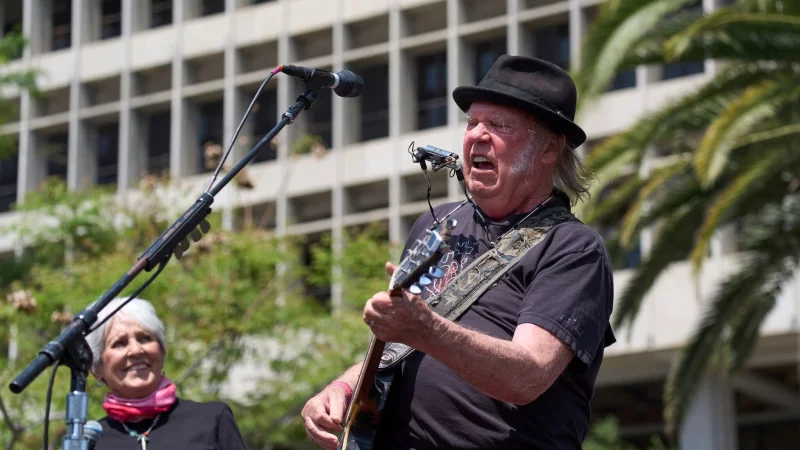 Der kanadische Sänger Neil Young. (Archivbild) - © Jae C. Hong/AP/dpa