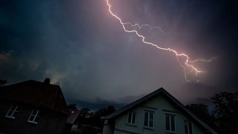 Herzrasen, Zittern, Schwitzen oder Atemnot: Ist die Angst vor Gewitter besonders groß, spricht man von einer Astra- oder Brontophobie. - © Hauke-Christian Dittrich/dpa/dpa-tmn