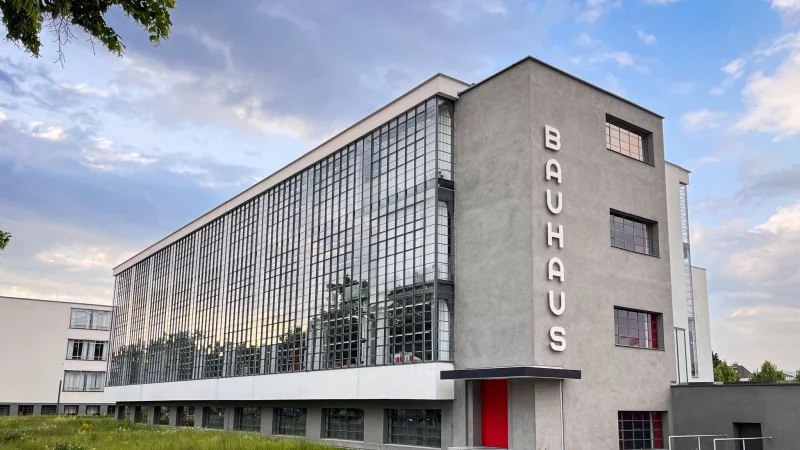 Das Bauhausgebäude sorgte bei seiner Einweihung 1926 mit seiner Glasfassade und dem Sichtbeton für großes Aufsehen. - © Heidi Scharvogel/dpa-tmn