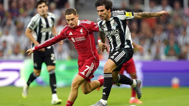 Florian Wirtz (links) kämpft mit Sandro Tonali um den Ball. - © Owen Humphreys/PA Wire/dpa