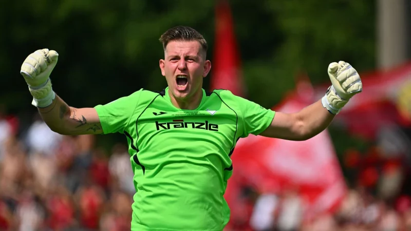 Torwart Michel Witte jubelt vor dem Gewitter über Illertissens Führung. - © Jan-Philipp Strobel/dpa
