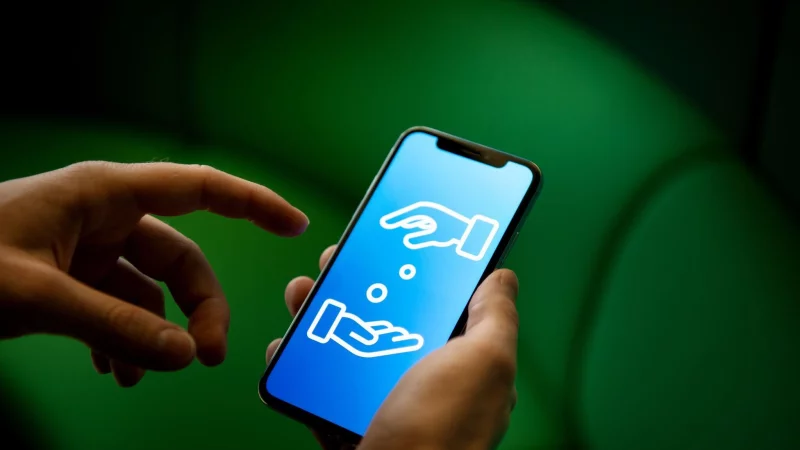 Damit das eigene Geld nicht in falsche H&auml;nde f&auml;llt, sollte man regelm&auml;&szlig;ig seine Kontobewegungen checken. - &copy; Zacharie Scheurer/dpa-tmn