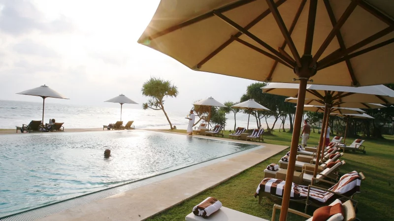 Zu wenige Liegen am Pool? Rechtlich gesehen kann das durchaus auch ein Reisemangel sein, etwa wenn der Veranstalter in der Leistungsbeschreibung die große Poollandschaft mit ihren zahlreichen Liegen hervorhebt. - © Steffen Kugler/dpa/dpa-tmn