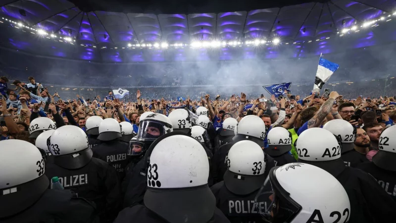 Stoßen immer wieder beim Fußball aufeinander: Polizei und Fußballfans - © Christian Charisius/dpa