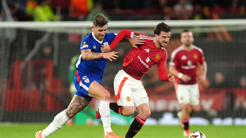 Gegen Manchester United wurde Yeray &Aacute;lvarez (l) - hier im Zweikampf mit Mason Mount - vergangene Saison positiv getestet. - &copy; Martin Rickett/PA Wire/dpa