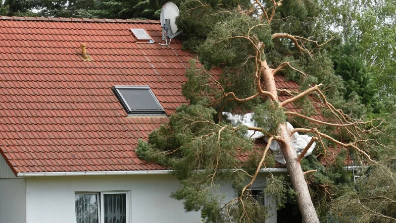 Nach einem Sturm sollte ein stark beschädigtes Wohngebäude erst nach Freigabe durch Fachleute wieder betreten werden - © Hendrik Schmidt/dpa/dpa-tmn