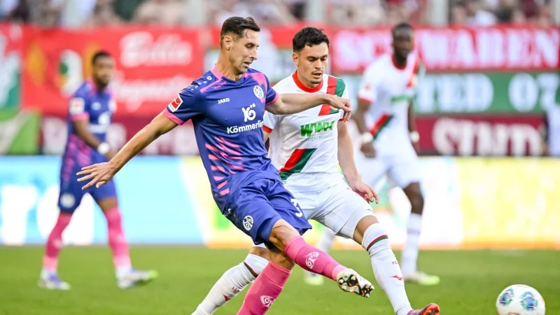 Mainz-Profi Dominik Kohr (links) und Augsburgs Fabian Rieder k&auml;mpfen um den Ball. - &copy; Harry Langer/dpa