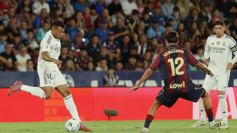 Kylian Mbapp&eacute; trifft gegen Levante doppelt. - &copy; Alberto Saiz/AP/dpa