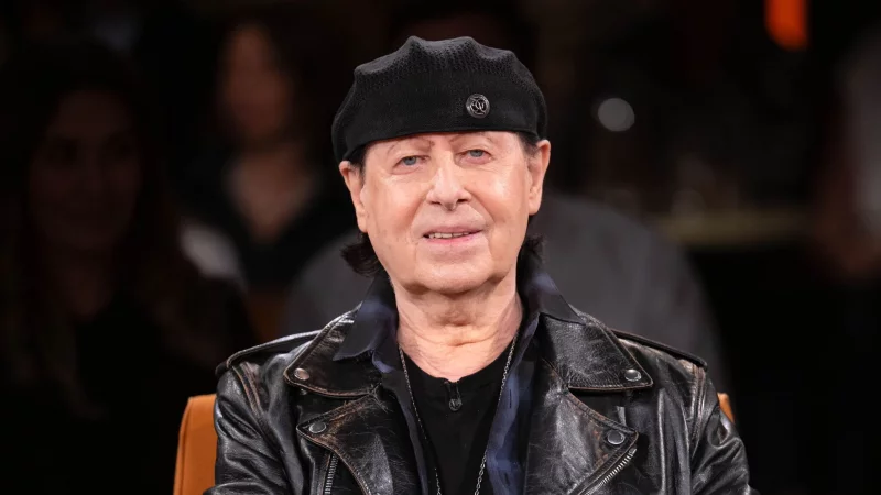 Scorpions-Sänger Klaus Meine plauderte in der Talkshow "3nach9" über Duschen und machte seiner Frau ein Liebesgeständnis. - © Sina Schuldt/dpa