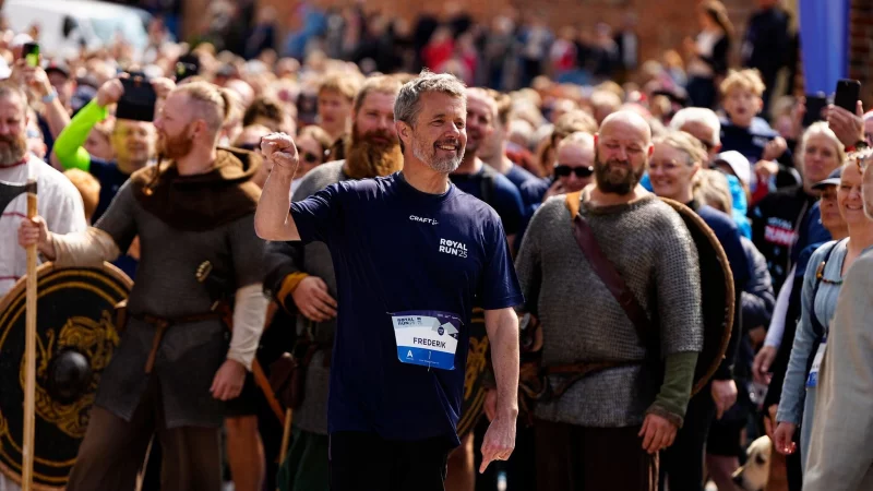 Ganz nah dran am König: Frederik (Mitte) nimmt am Königslauf in der Altstadt von Ribe teil. - © Mads Claus Rasmussen/Ritzau Scanpix/AP/dpa