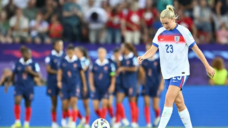 Titelverteidiger England um Stürmerin Alessia Russo legt einen Fehlstart hin. - © Sebastian Gollnow/dpa