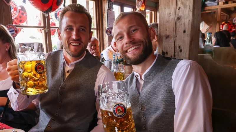 Die Bayern auf dem Oktoberfest: Hier sto&szlig;en Harry Kane (l) und Konrad Laimer an. - &copy; Alexandra Beier/FC Bayern M&uuml;nchen/dpa