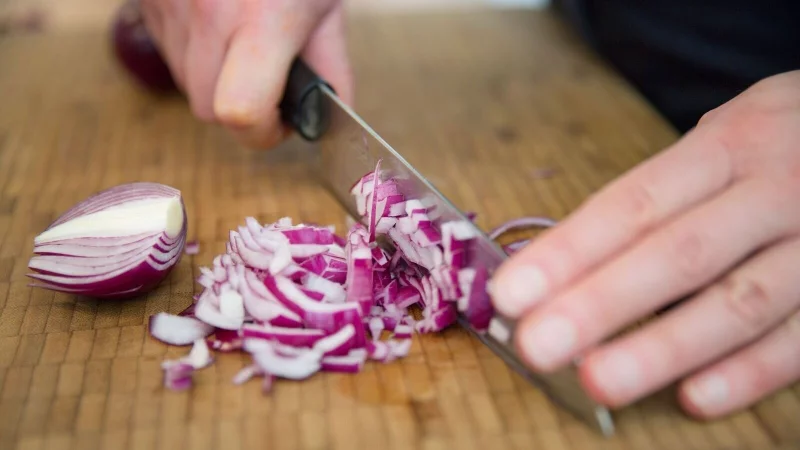 Tr&auml;nen Ihnen beim Schneiden der Zwiebel die Augen? Dann ist vielleicht das Messer nicht scharf genug. - &copy; Florian Schuh/dpa-tmn