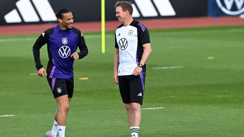 Leroy Sane und Bundestrainer Julian Nagelsmann. - © Federico Gambarini/dpa