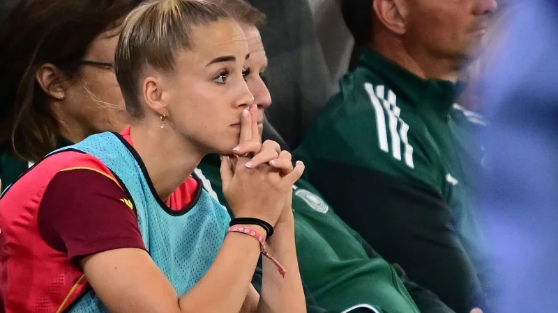 Giulia Gwinn verpasst den Pflichtspiel-Auftakt der Münchner Fußballerinnen. - © Sebastian Christoph Gollnow/dpa