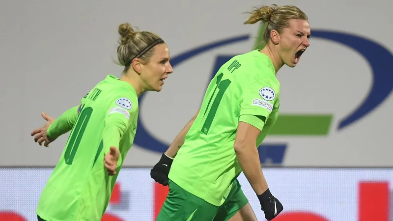 Treffen f&uuml;r Wolfsburg in der Bundesliga: Svenja Huth (li.) und Alexandra Popp - &copy; Swen Pf&ouml;rtner/dpa