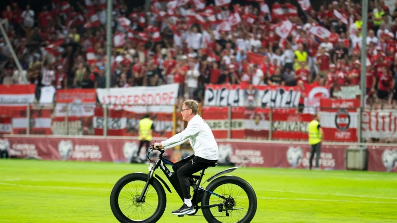 Radler auf Rasen: Ralf Rangnick. - &copy; Georg Hochmuth/APA/dpa