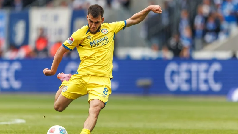 Mehmet Aydin nimmt Ma&szlig; zum F&uuml;hrungstreffer - &copy; Andreas Gora/dpa