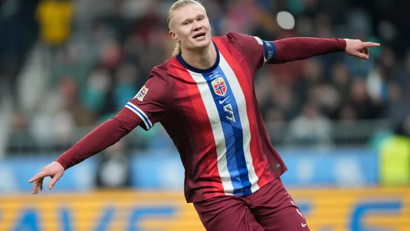 Bislang stand nur &laquo;Haaland&raquo; auf dem Trikot des St&uuml;rmers. (Archivbild) - &copy; Darko Bandic/AP/dpa
