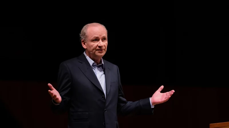 Zu seinen wiederkehrenden literarischen Themen z&auml;hlen Verbrechen und Schuld: Ferdinand von Schirach. (Archivbild) - &copy; Rolf Vennenbernd/dpa