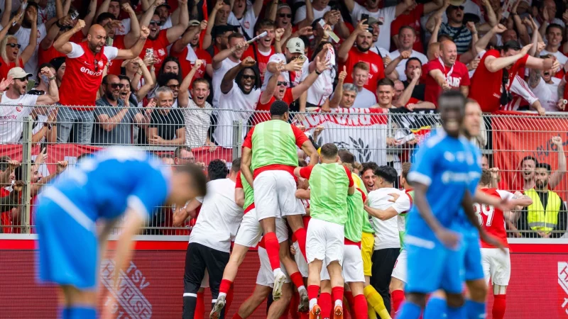 Die Spieler von Havelse bejubeln die F&uuml;hrung. - &copy; David Inderlied/dpa