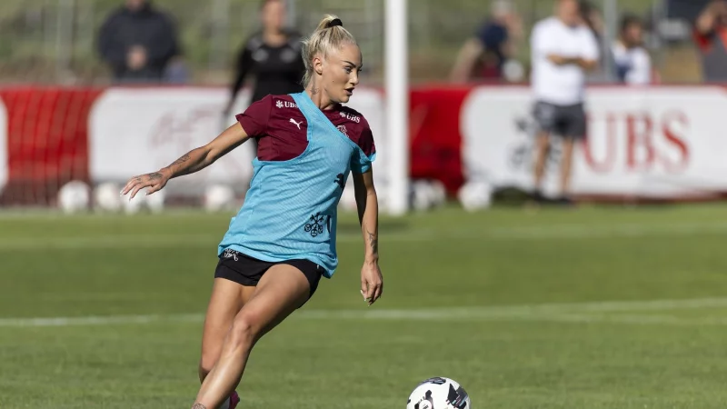 Alisha Lehmann und ihre Schweizer Kolleginnen hatten gegen die U15-Jungs des FC Luzern keine Chance. - © Cyril Zingaro/KEYSTONE/dpa