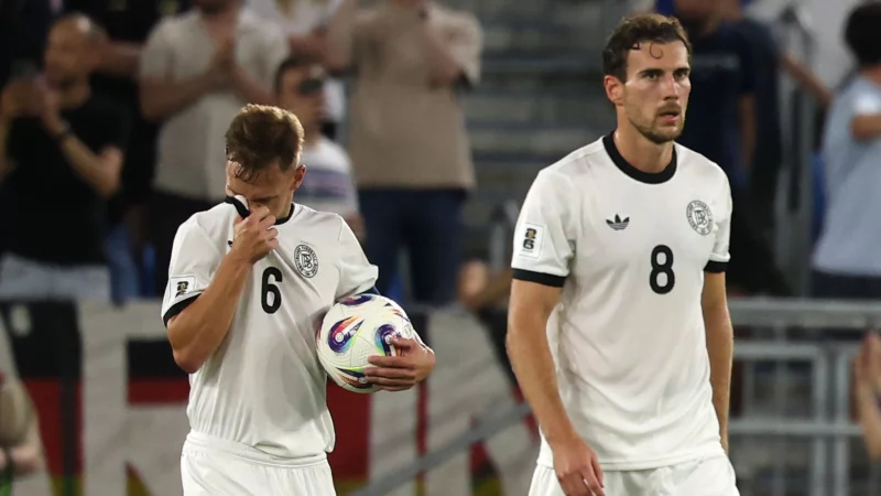 Frust bei Joshua Kimmich (l) und Leon Goretzka nach dem 0:1. - © Christian Charisius/dpa