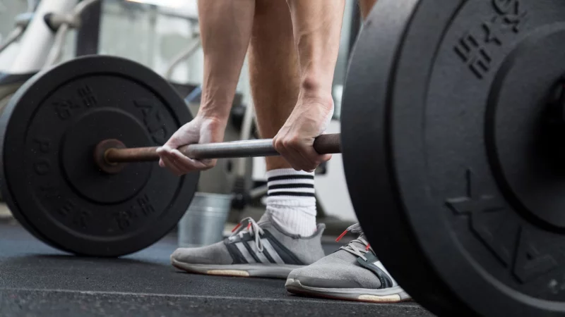 Bei Kraftsport&uuml;bungen im Stehen sollte man auf eine stabile Fu&szlig;haltung achten. - &copy; Christin Klose/dpa-tmn