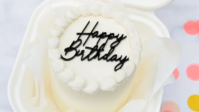 Den kleinen s&uuml;&szlig;en Geburtstagsgru&szlig; kann man mit einer Mango-Maracuja-Cheesecake-F&uuml;llung zubereiten. Die Take-Away-Box sorgt daf&uuml;r, dass die Mini-Torte heil beim Geburtstagskind ankommt. - &copy; Mango Bakes Cakes/mangobakes.de/dpa-tmn