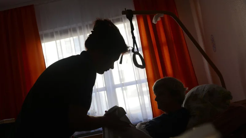 Pflege und Ansprache: Wer mit Patienten arbeitet, braucht Fachwissen und Einf&uuml;hlungsverm&ouml;gen. - &copy; Jens Kalaene/dpa-Zentralbild/dpa-tmn