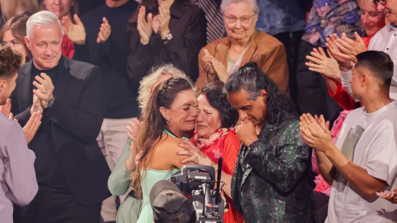 Nach ihrem Tanz weint Schauspielerin Christine Neubauer hemmungslos. - © Rolf Vennenbernd/dpa