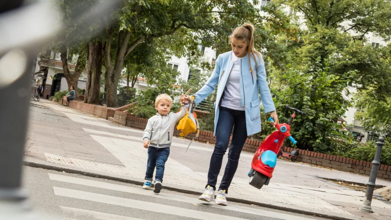Jetzt aber schnell zur Kita: Berufstätige Eltern stehen oft unter Druck, sowohl im Arbeits- als auch im Privatleben alles perfekt machen zu wollen. - © Christin Klose/dpa-tmn