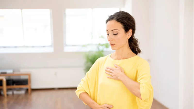 Tief durchatmen: Mit einer Atem&uuml;bung nach dem Aufstehen kann man seine Lunge st&auml;rken. - &copy; Zacharie Scheurer/dpa-tmn