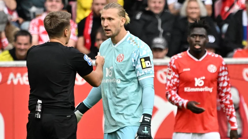 Mainz-Torh&uuml;ter Robin Zentner muss gegen Mainz mit Rot vom Feld. (Archivfoto) - &copy; Torsten Silz/dpa
