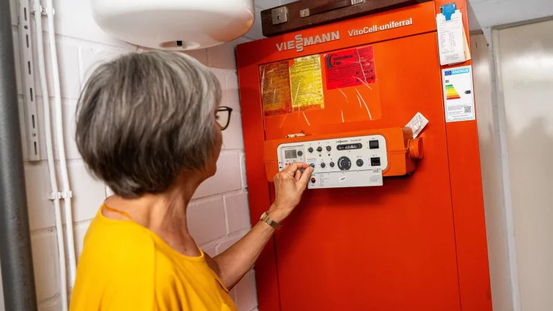 Na, ist da noch alles in Ordnung? Oder nutzen Hauseigentümer die Sommerpause lieber für eine Heizungsmodernisierung? - © Benjamin Nolte/dpa-tmn