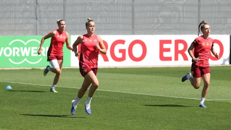 Geht voran: Kapitänin Giulia Gwinn (2.v.l.) bei der EM-Vorbereitung in Herzogenaurach. - © Daniel Löb/dpa